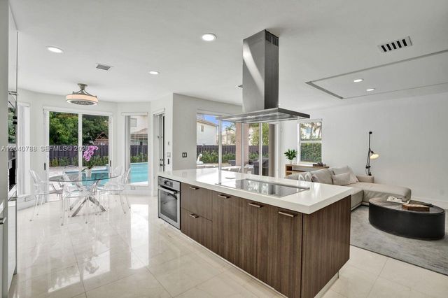 10762 NW 71st St, Doral, FL 33178