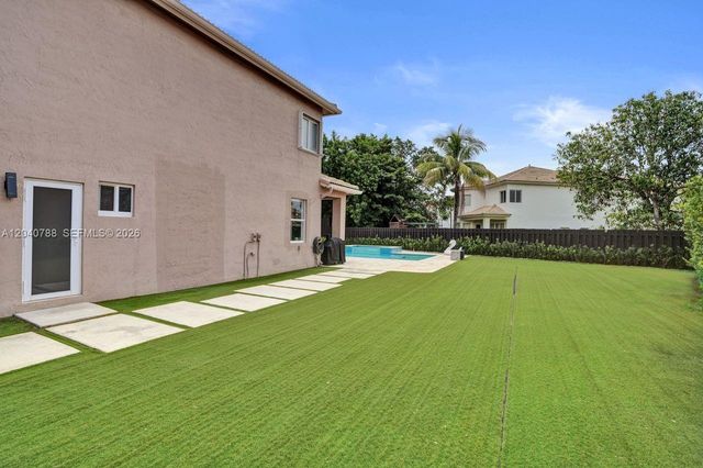 10762 NW 71st St, Doral, FL 33178