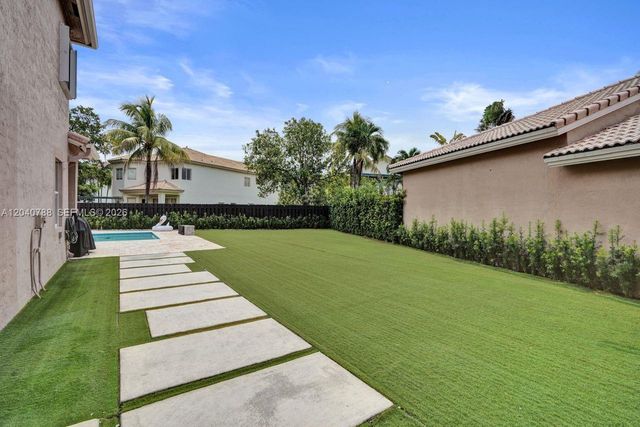 10762 NW 71st St, Doral, FL 33178