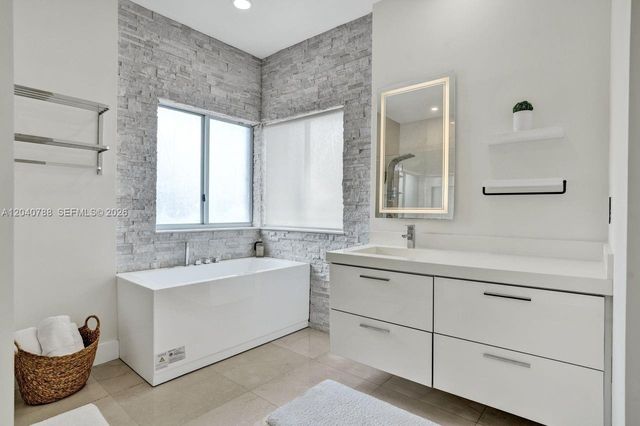 10762 NW 71st St, Doral, FL 33178
