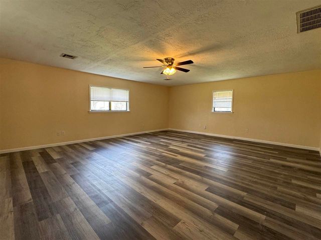 2145 NW Denver Ave, Lawton, OK 73505