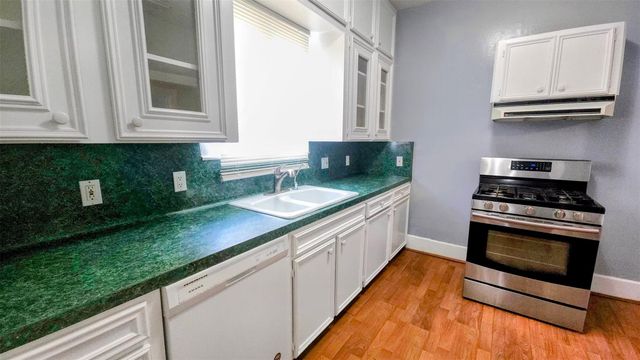 5 Buell Court, Houston, TX 77006
