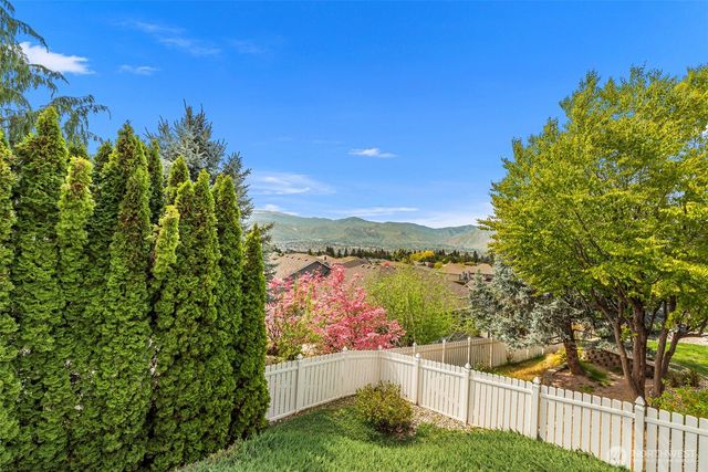 718 Briarwood Drive, East Wenatchee, WA 98802