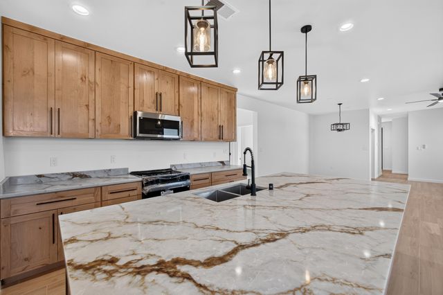 121 9th Avenue NW, Rio Rancho, NM 87124