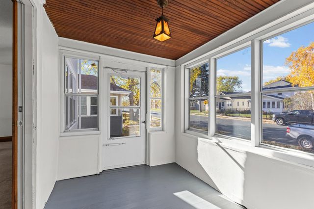 946 Smith Avenue S, West Saint Paul, MN 55118