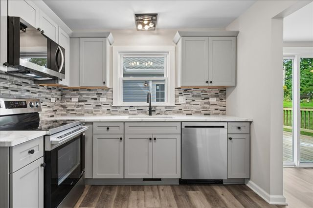 28622 W Edgewood Avenue, Cary, IL 60013