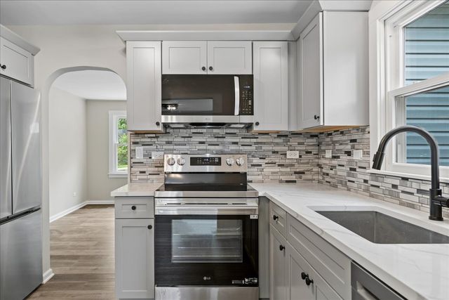 28622 W Edgewood Avenue, Cary, IL 60013