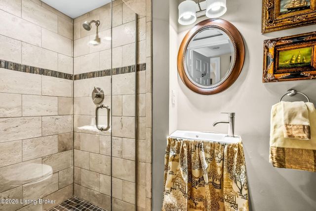 2 Brownsboro Hill Rd, Louisville, KY 40207