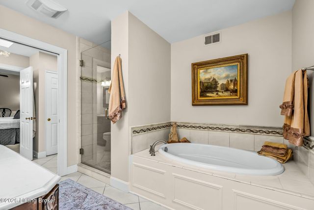 2 Brownsboro Hill Rd, Louisville, KY 40207