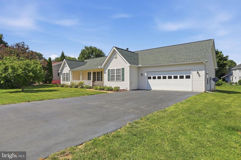 142 HASTINGS DR, Falling Waters, WV 25419