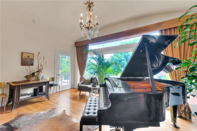 1641 N Crescent Heights, Los Angeles, CA 90069