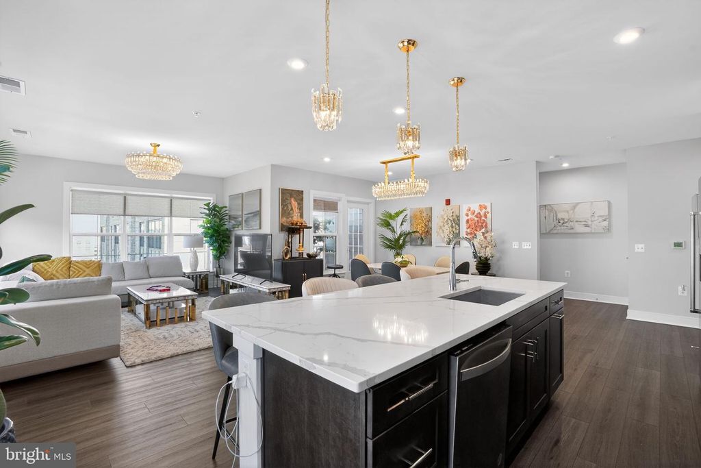 Image 10 of property listing at 102 SAINT IVES PL #401, Oxon Hill, MD 20745