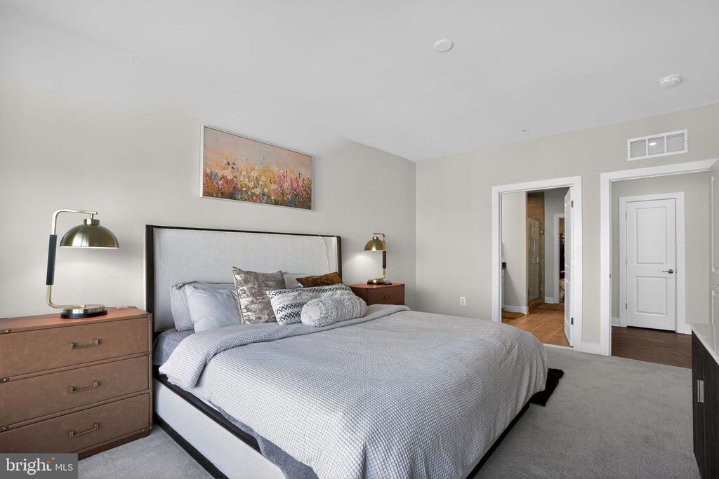 Image 16 of property listing at 102 SAINT IVES PL #401, Oxon Hill, MD 20745