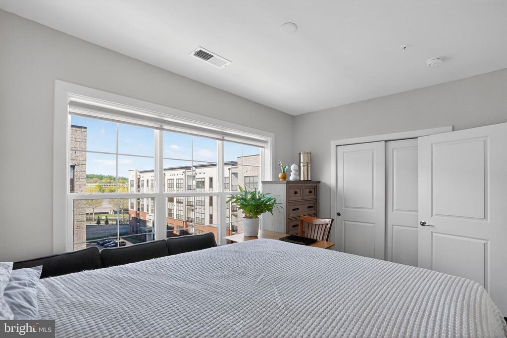 Image 18 of property listing at 102 SAINT IVES PL #401, Oxon Hill, MD 20745