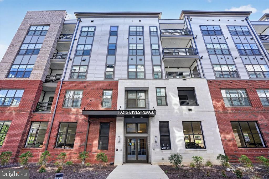 Image 2 of property listing at 102 SAINT IVES PL #401, Oxon Hill, MD 20745