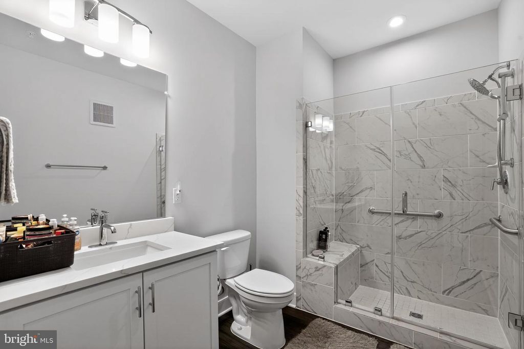 Image 24 of property listing at 102 SAINT IVES PL #401, Oxon Hill, MD 20745