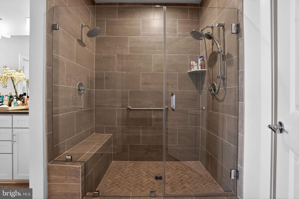 Image 25 of property listing at 102 SAINT IVES PL #401, Oxon Hill, MD 20745