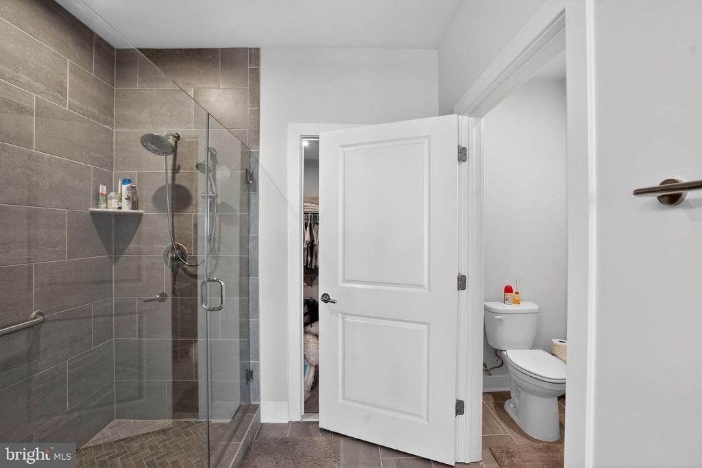 Image 26 of property listing at 102 SAINT IVES PL #401, Oxon Hill, MD 20745