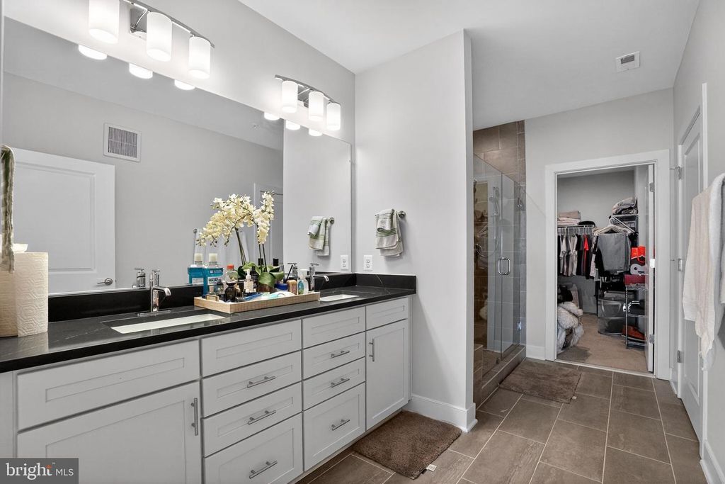 Image 27 of property listing at 102 SAINT IVES PL #401, Oxon Hill, MD 20745