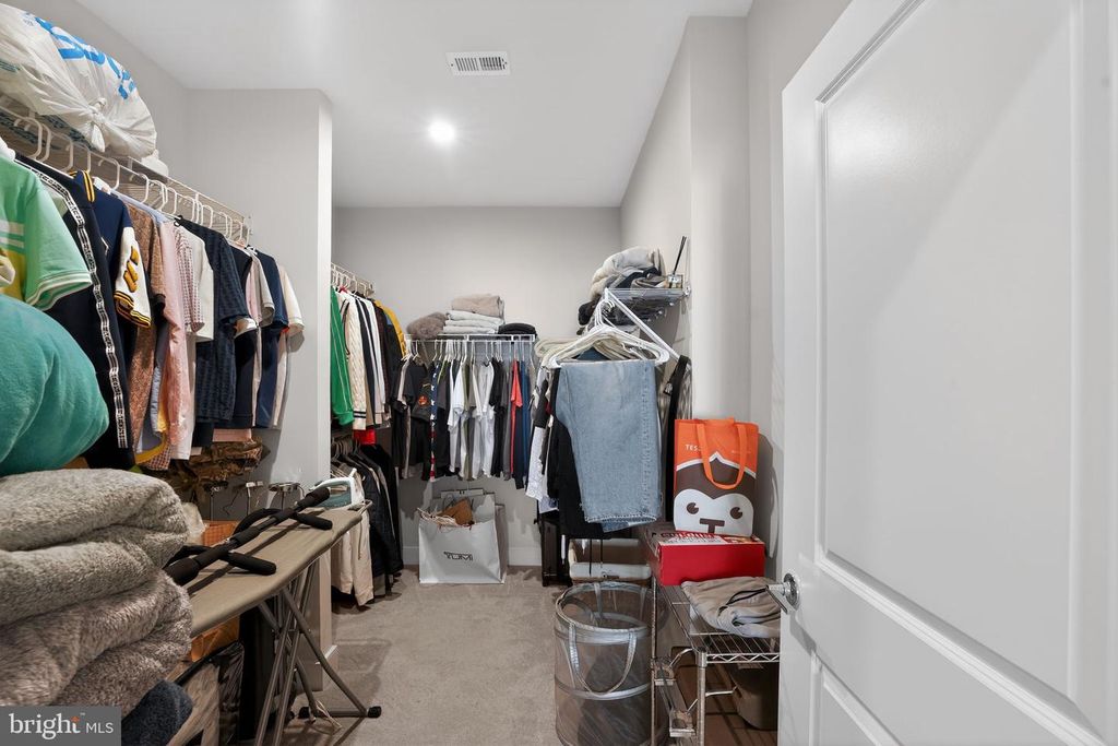 Image 28 of property listing at 102 SAINT IVES PL #401, Oxon Hill, MD 20745