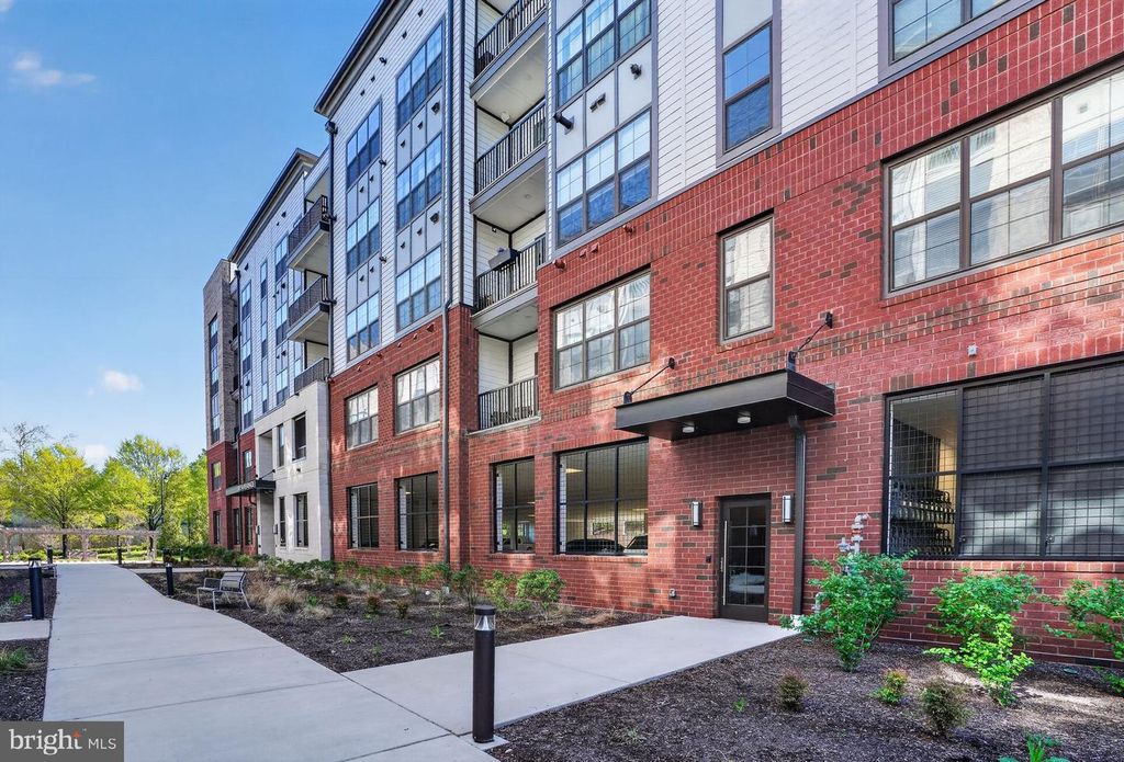 Image 3 of property listing at 102 SAINT IVES PL #401, Oxon Hill, MD 20745