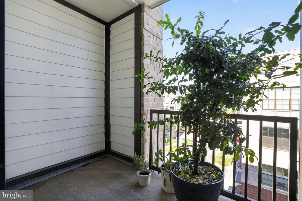 Image 31 of property listing at 102 SAINT IVES PL #401, Oxon Hill, MD 20745