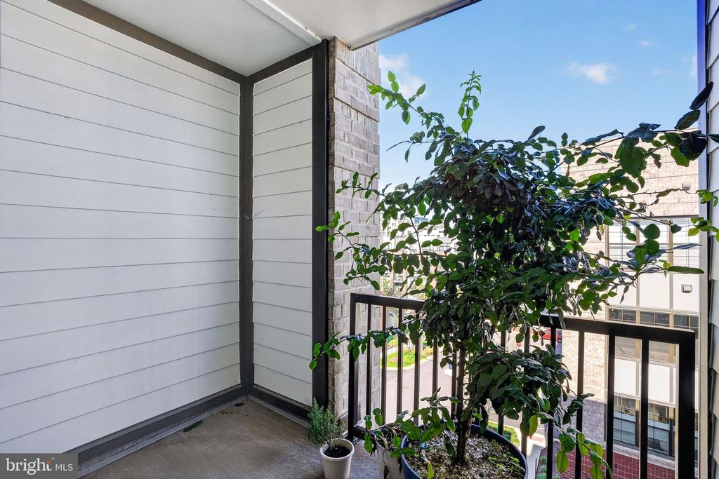 Image 32 of property listing at 102 SAINT IVES PL #401, Oxon Hill, MD 20745