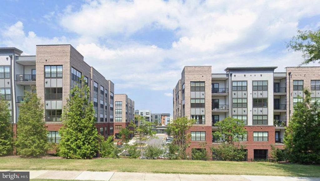 Image 4 of property listing at 102 SAINT IVES PL #401, Oxon Hill, MD 20745