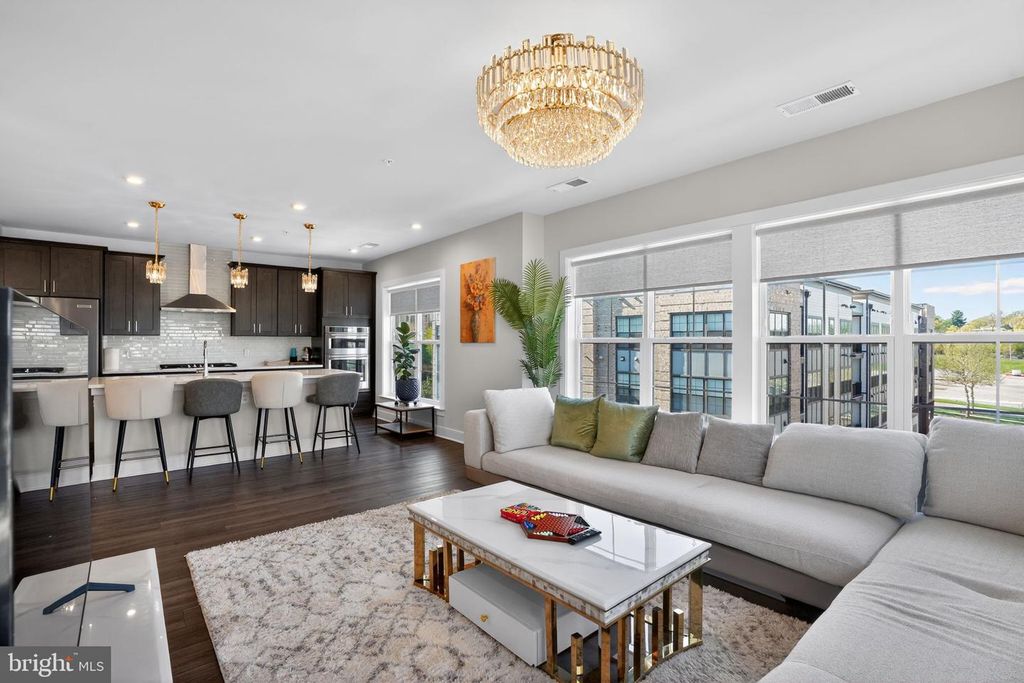 Image 5 of property listing at 102 SAINT IVES PL #401, Oxon Hill, MD 20745