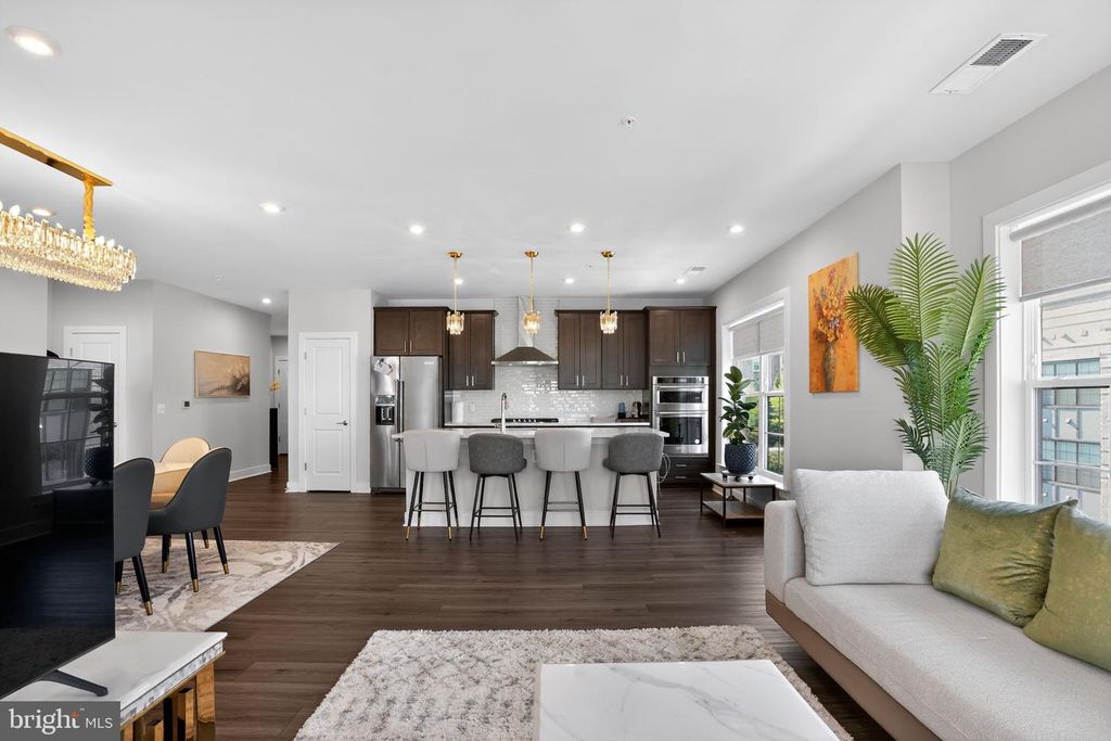 Image 6 of property listing at 102 SAINT IVES PL #401, Oxon Hill, MD 20745