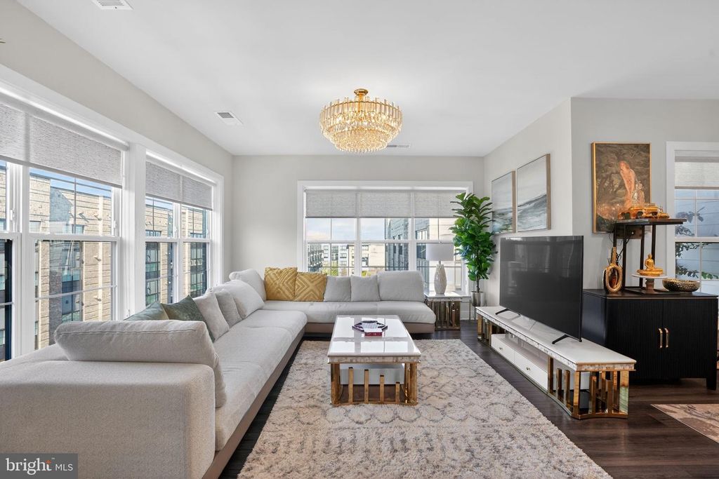 Image 7 of property listing at 102 SAINT IVES PL #401, Oxon Hill, MD 20745