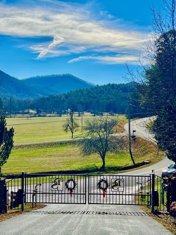 13 Gladys Lane, Young Harris, GA 30582