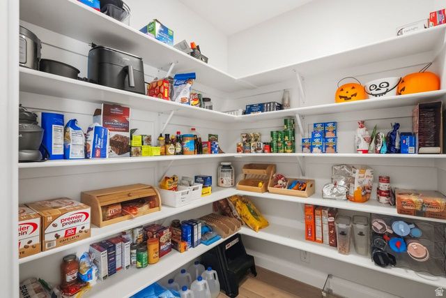 3233 W 2500 N, Clinton, UT 84015