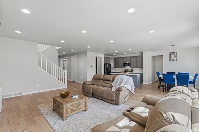 3233 W 2500 N, Clinton, UT 84015