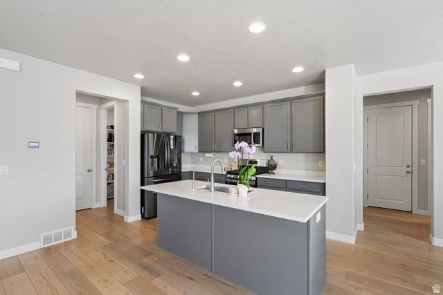 3233 W 2500 N, Clinton, UT 84015