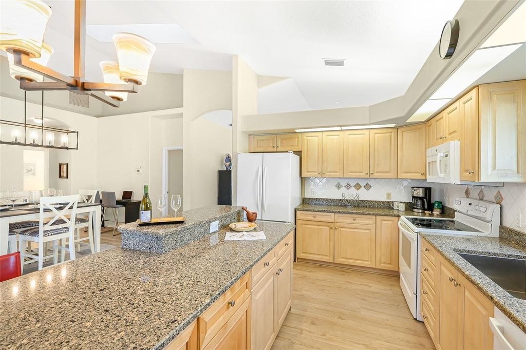 Image 13 of property listing at 11371 PERICO ISLE CIRCLE, Bradenton, FL 34209