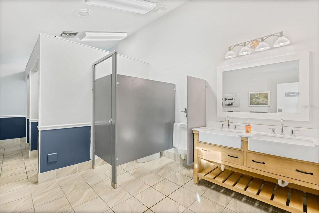 Image 76 of property listing at 11371 PERICO ISLE CIRCLE, Bradenton, FL 34209