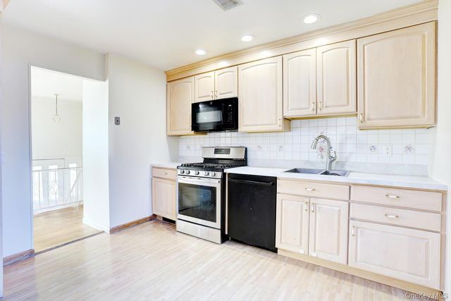 12 Van Gogh Lane, Airmont, NY 10901