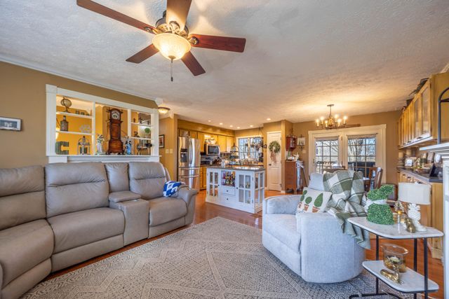 422 Bourbon Acres Road, Paris, KY 40361