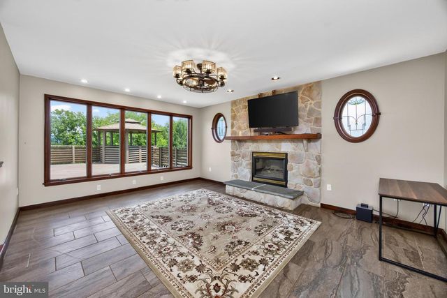 24 LEHMANN DR, Douglassville, PA 19518
