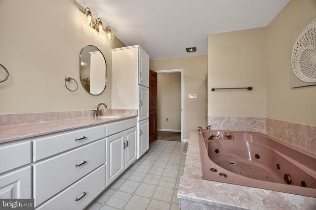 24 LEHMANN DR, Douglassville, PA 19518