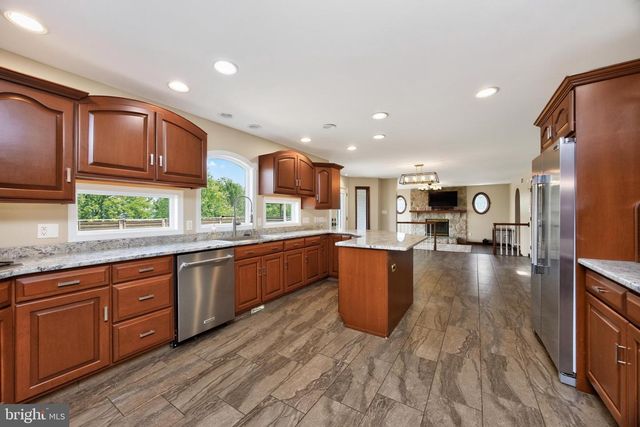 24 LEHMANN DR, Douglassville, PA 19518