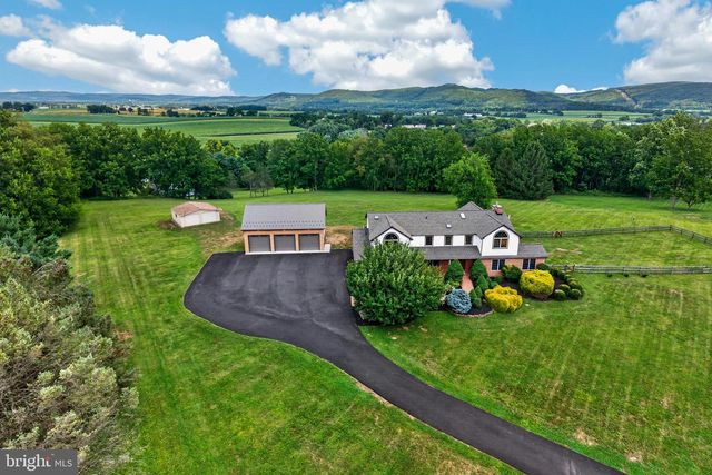 24 LEHMANN DR, Douglassville, PA 19518