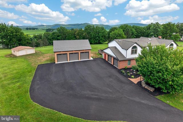 24 LEHMANN DR, Douglassville, PA 19518