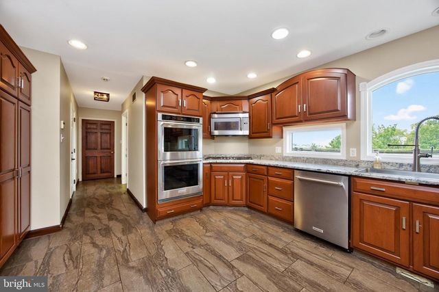 24 LEHMANN DR, Douglassville, PA 19518