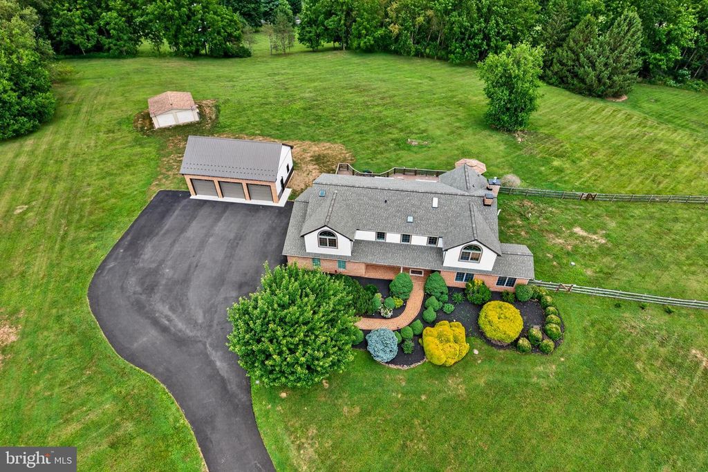 24 LEHMANN DR, Douglassville, PA 19518