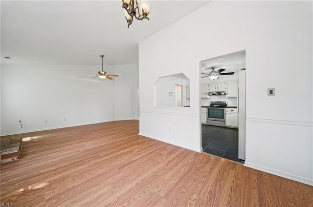 2141 Bloomsbury LN, Virginia Beach, VA 23454