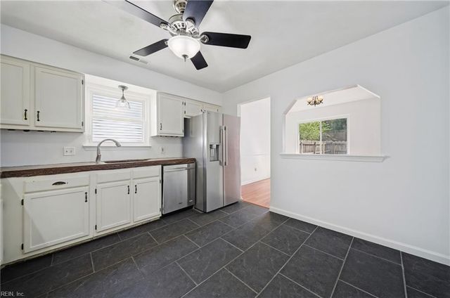 2141 Bloomsbury LN, Virginia Beach, VA 23454