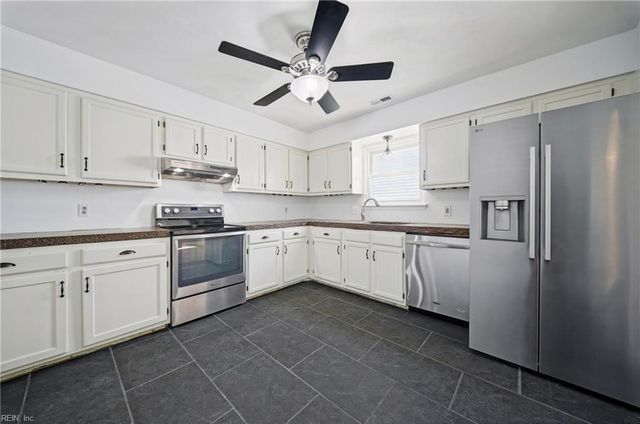 2141 Bloomsbury LN, Virginia Beach, VA 23454