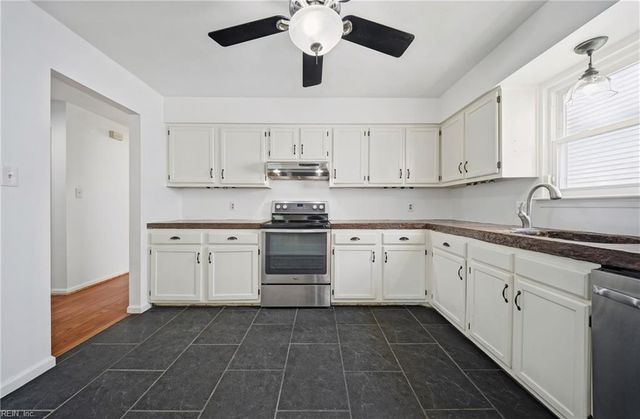 2141 Bloomsbury LN, Virginia Beach, VA 23454